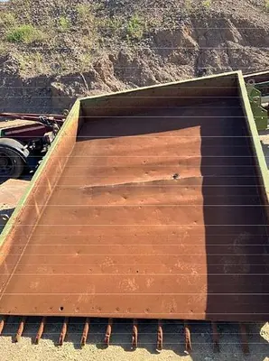- Mobile screening plant (screen, conveyor belt, vibrating chute) with trailer