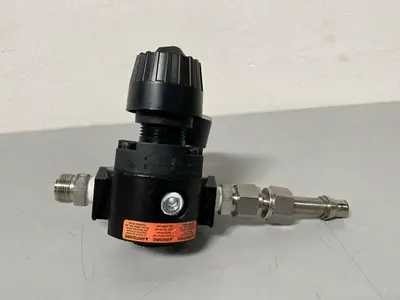 USED WILKERSON R16-03-GN0A REGULATOR W/ PRESSURE REGULATOR & 1/2" & 3/4" FITTING