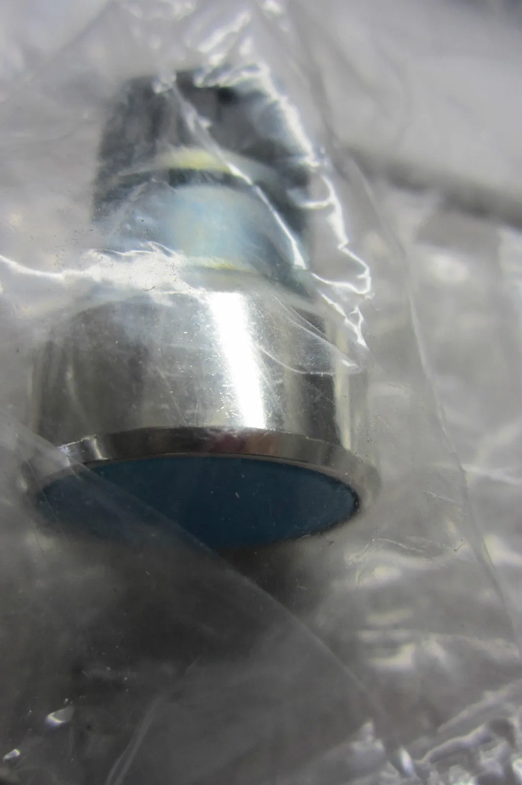 4 NEW SIEMENS 3SB3-500-0AA51 PUSHBUTTON 3SB35000AA51