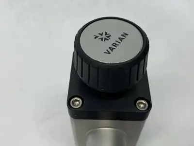 USED VARIAN RIGHT ANGLE BLOCK BELLOWS VALVE, MANUAL KNOB NW25 H/O