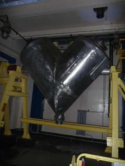 Used _UNKNOWN_ 2,000 LITRE Mixers PL | Perry Equipment #121609
