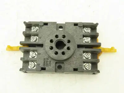 Omron SDV-FL6 Voltage Sensor Safety Monitor Relay 110 VAC W/Socket Base