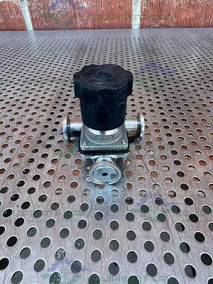 USED ITT PURE FLO 3- WAY 316L DIAPHRAGM VALVE W/ 1/4" TO 1/2" SANITARY FITTING