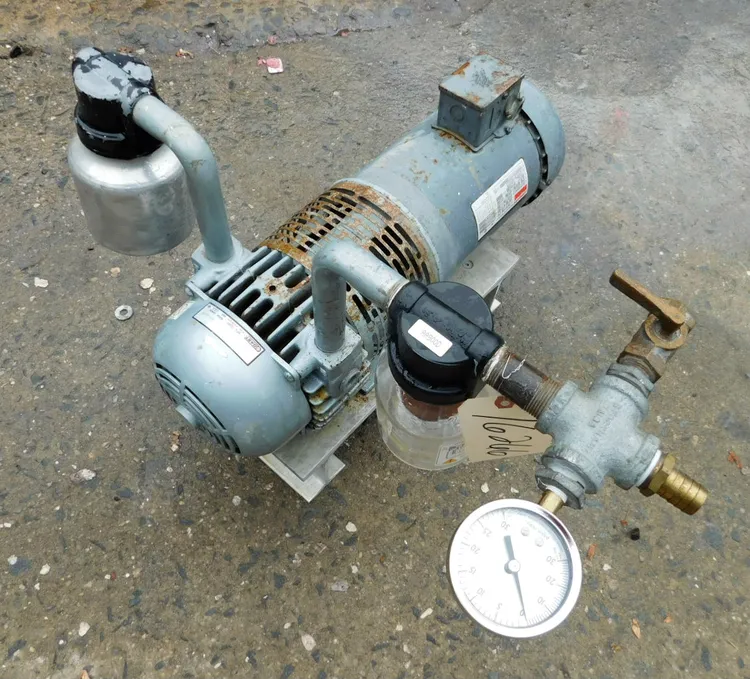Used GAST OIL LESS VACUUM PUMP 2567-V108 Vacuum Pumps New Jersey US | Champion Trading Corporation #424418