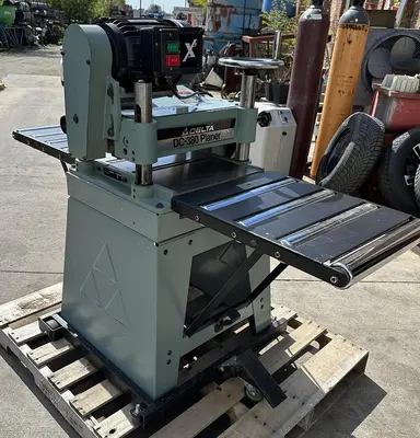 USED 2001 DELTA DC-380