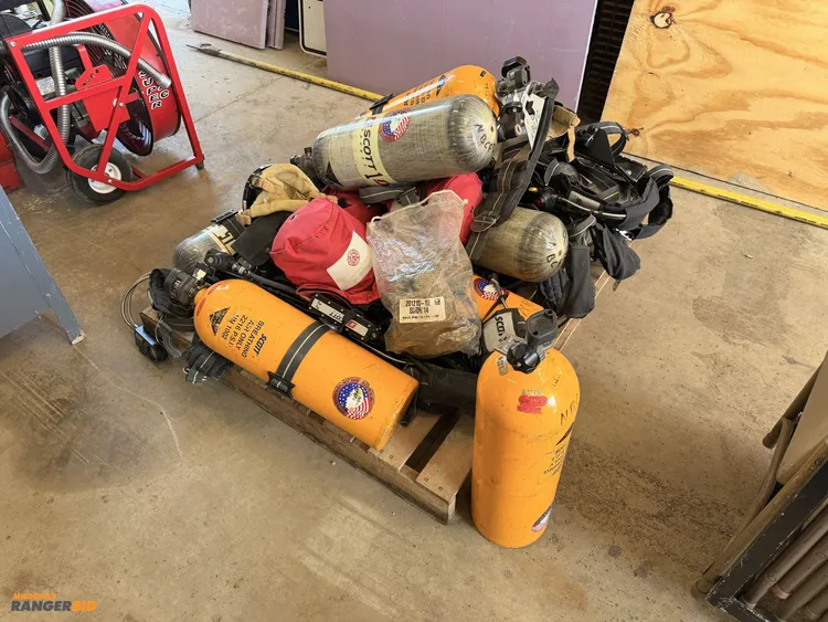 Used PALLET OF SCOTT AIR PAKS AND HARNESSES _UNKNOWN_ Respirators / Ventilators Michigan US | Miedema Asset Management Group #1395962
