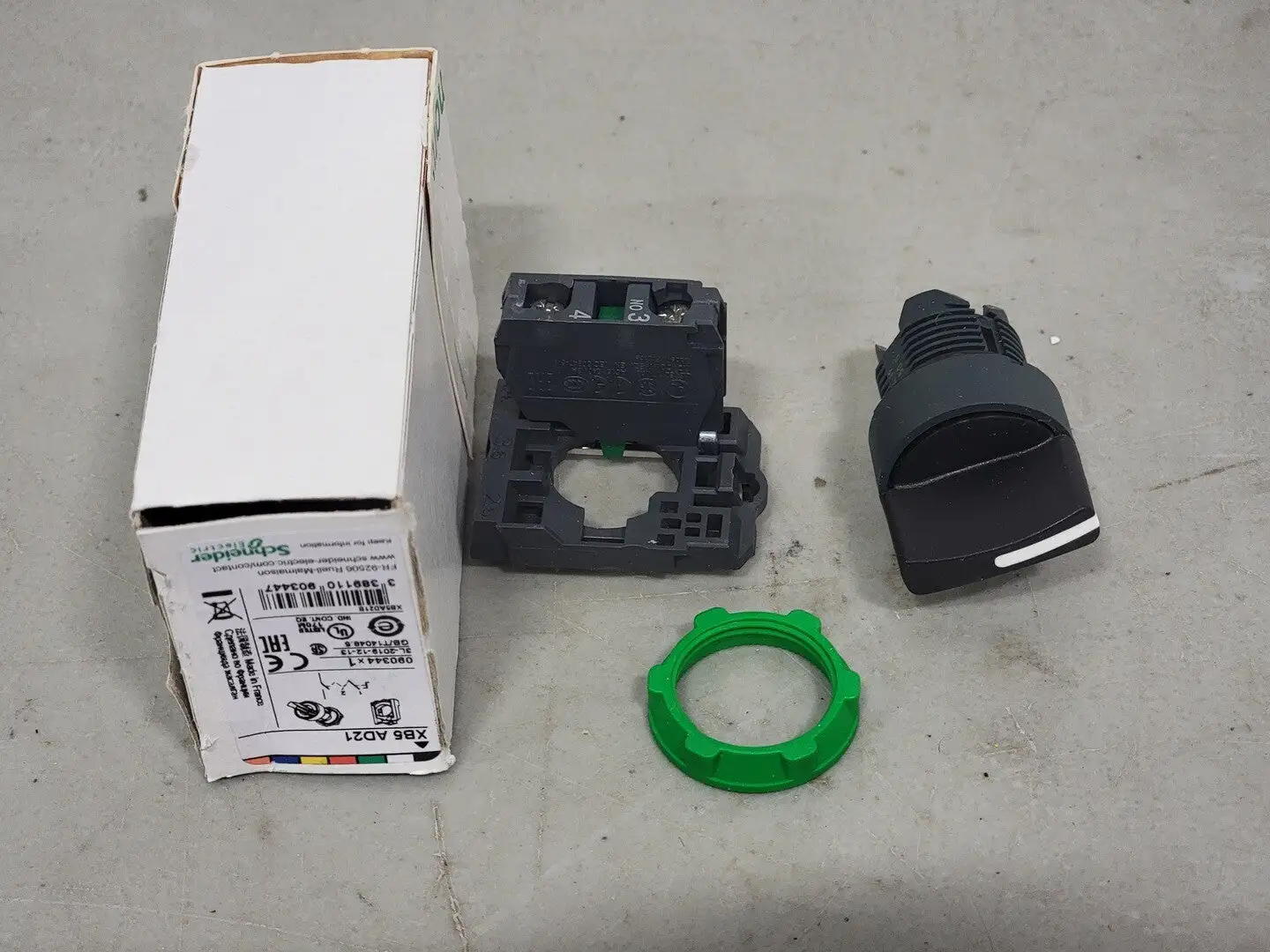 NEW SCHNEIDER ELECTRIC XB5 AD21