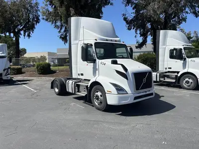 USED 2022 VOLVO VNR42T300
