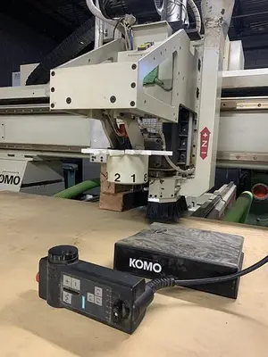 KOMO VR-508 MACH ONE 5′ x 8′ MOVING TABLE 3-AXIS CNC ROUTER