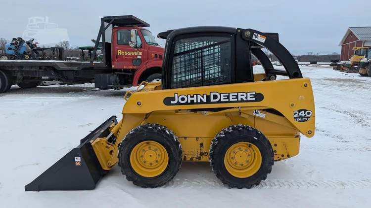 Used 2004 DEERE 240 II Skid Steer Buckets | Rosseel's Equipment Inc #720509
