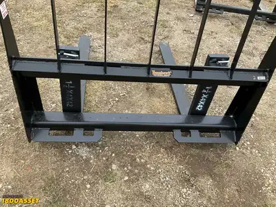 New Tomahawk 42” skid steer fork attachment, 42”L x 4”W forks, 2800lb capacity, skid steer quick...