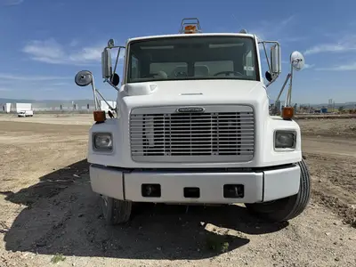 USED 2005 FREIGHTLINER FL70