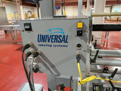 Universal Top and Bottom Label Applicator with Top-and-Bottom Transport Conveyor