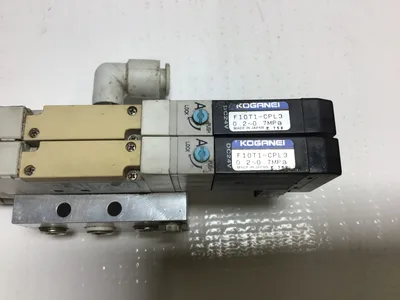 Koganei F10T1-CPL3 Hydraulic Directional Control Valve W/manifold block (Set of 2)