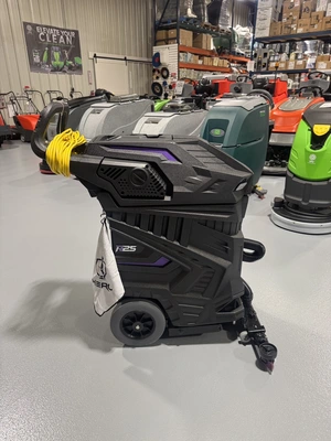 Onyx R25 Wet/Dry Vacuum w/Squeegee NEW