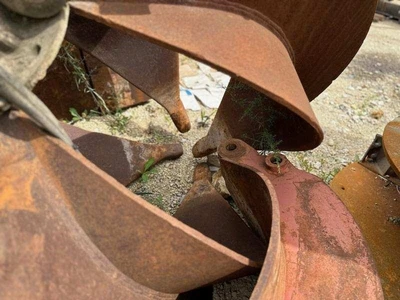 Andvil grapple with extra tine 1.25/1.50 yards aprox.  located in Iowa,