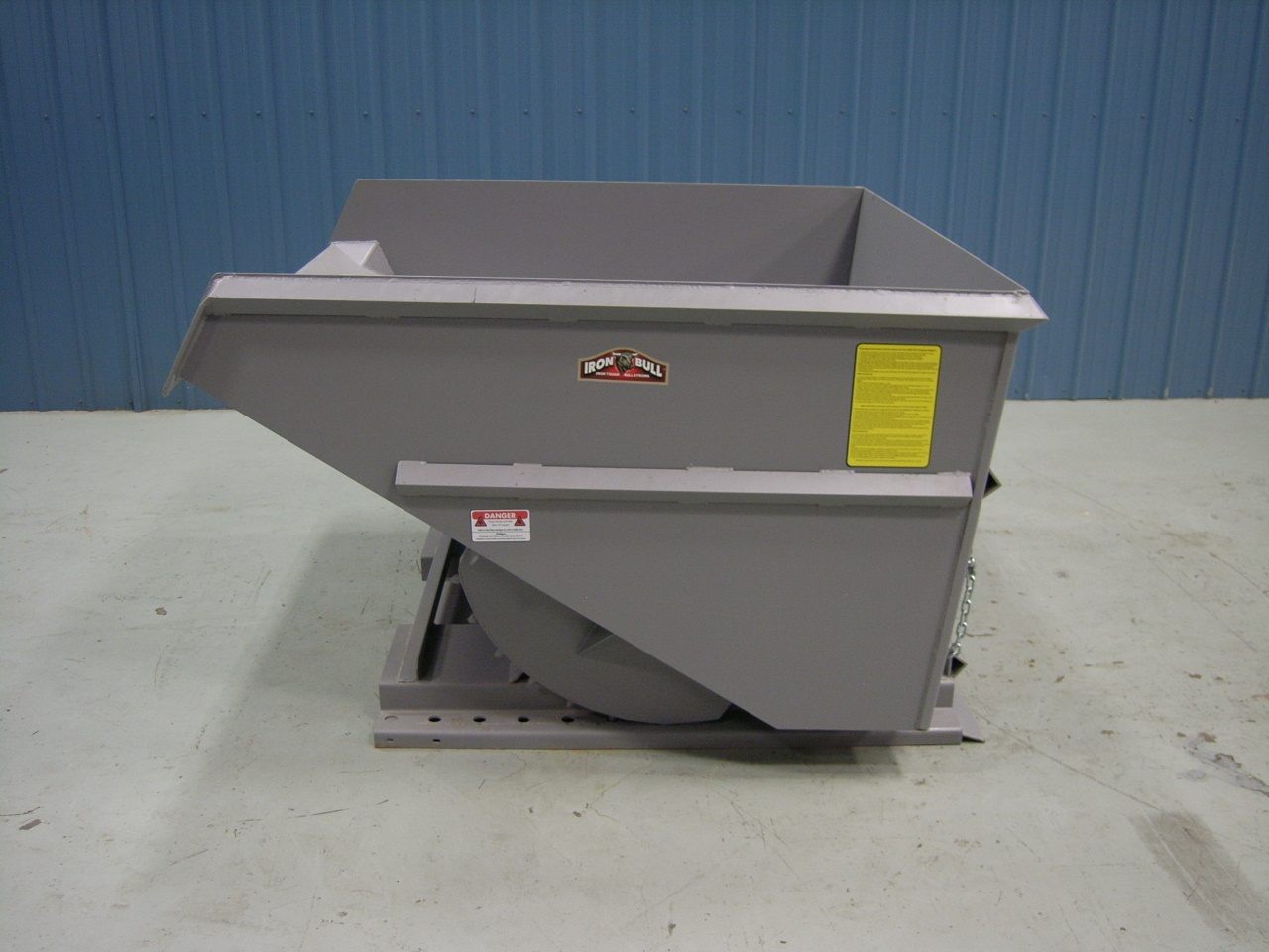 Iron Bull Big Bull Series 2-1/2 Yard Self-Dumping Hopper