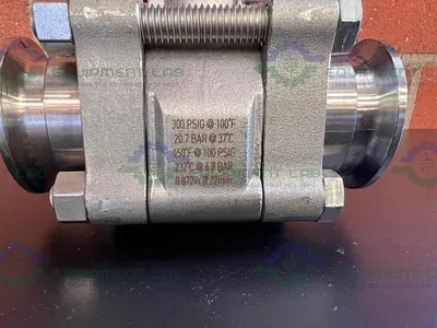 USED SWAGELOK SS-65TSC16 STAINLESS STEEL BALL VALVE W/ 1" SANITARY FITTING