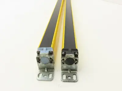 Schmersal SLC440COM-ER-0890-14 Safety Light Curtain Transmitter & Receiver Set