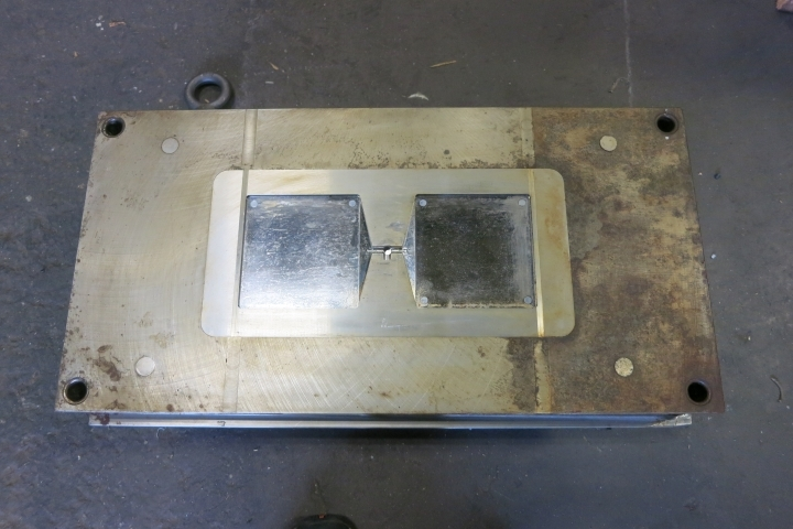 Used 1996 MASTER UNIT DIE PRODUCTS DUAL PLAQUE Injection Molding Parts Massachusetts US | Hunter Plastics #789075