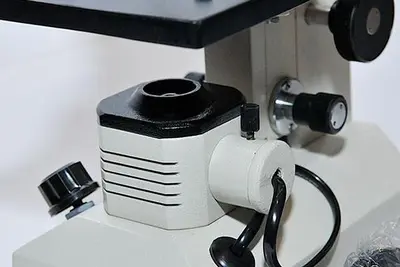 Student Microscope with Illumination / Halogen Lamp, PRM-11