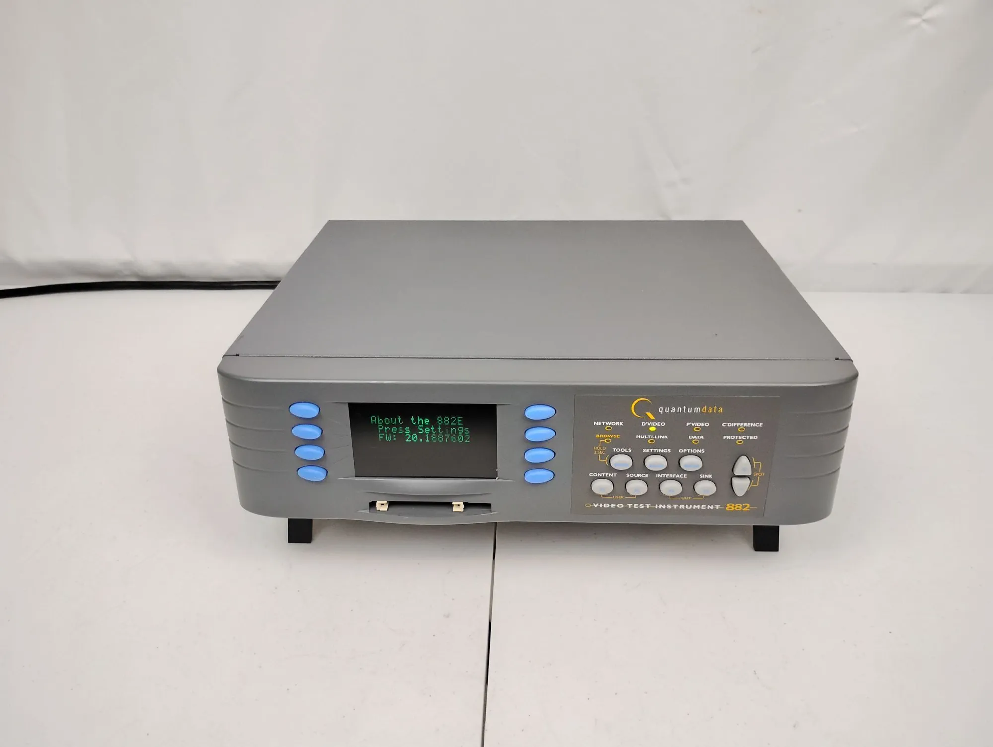 USED Quantum Data 882E
