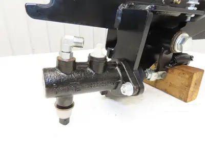 Hyster E80XN Forklift Brake Pedal & Master Cylinder & Bracket Assembly