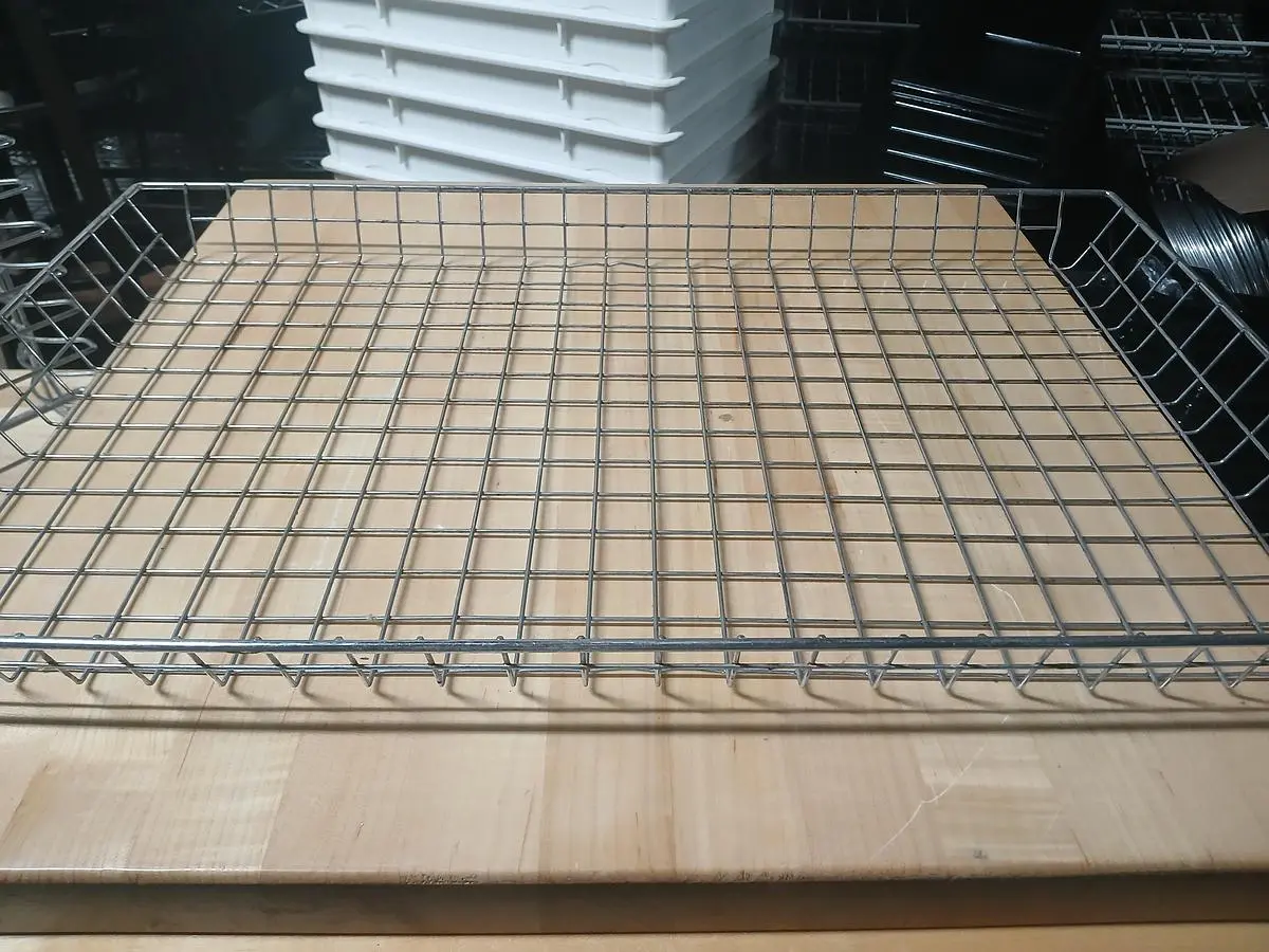 Wire bagel/pastry display basket