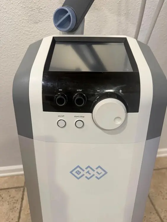 Used 2015 BTL VANQUISH ME MAXIMUM ENERGY RF SYSTEM WITH ABDOMEN AND THIGH APPLICATOR Medical Equipment - Other Oregon US | Midwest Medical #1467849