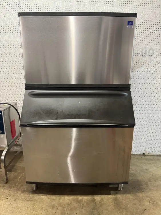 Used Manitowoc Used Manitowoc QY1305W 1250lbs/day Water Cooled Ice Machine With 710lb Bin Ice Machines Illinois US | Falcon Restaurant Supply #1374926