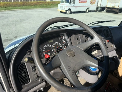 Used 2005 FREIGHTLINER BUSINESS CLASS M2 26' BOX TRUCK Box trucks Ohio US | Miedema Asset Management Group #1709406