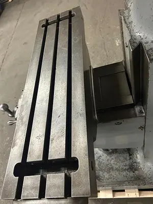 Bridgeport 9" x 32" 1 HP, 8-Speed Ram Type J-Head Vertical Milling Machine & R8 Collets