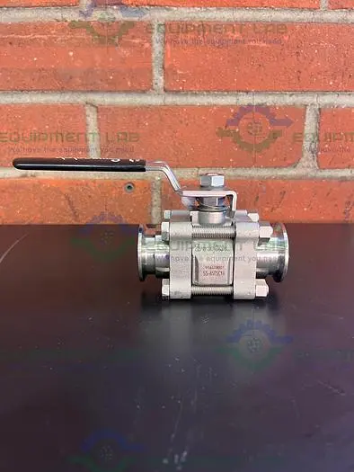 Used SWAGELOK SS-65TSC16 STAINLESS STEEL BALL VALVE W/ 1" SANITARY FITTING Valves/Fittings California US | Equipment Lab #485584