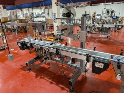 Universal Top and Bottom Label Applicator with Top-and-Bottom Transport Conveyor