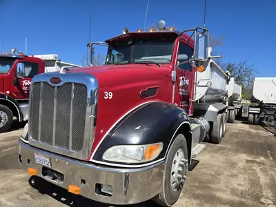 USED 2013 PETERBILT 384