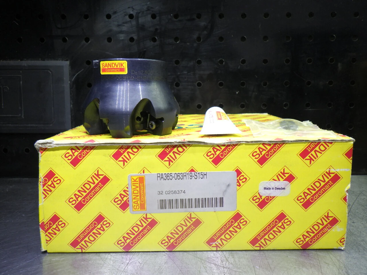 Sandvik 2.5" Coolant Thru Facemill 3/4" Arbor RA365-063R19-S15H (LOC1638B)
