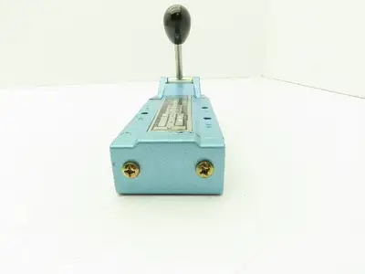 S3L0ACX2 Skinner Directional Control Valve 5/3 Spring Return 150 PSI Pneumatic