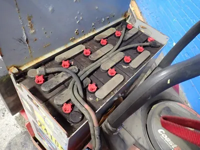 USED THE RAYMOND CORPORATION 8400