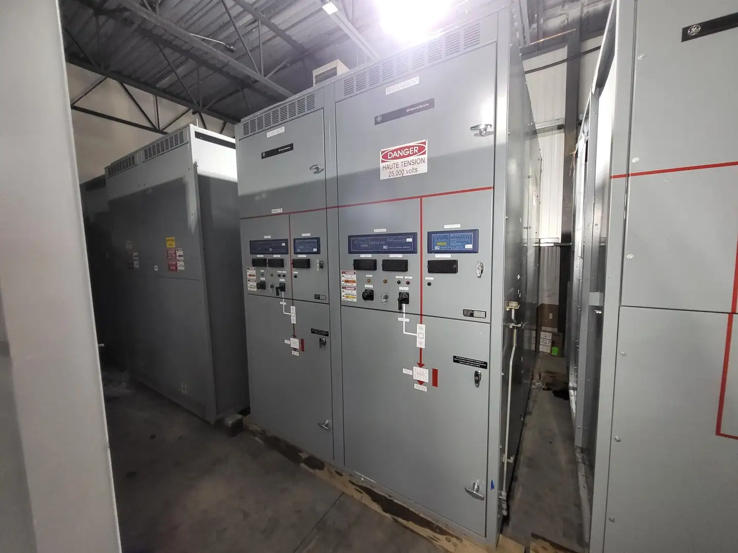 25kV 1200A 3ph Switchgear Unit w/ (2) Power Vac Breaker VB1 27.0-16-0