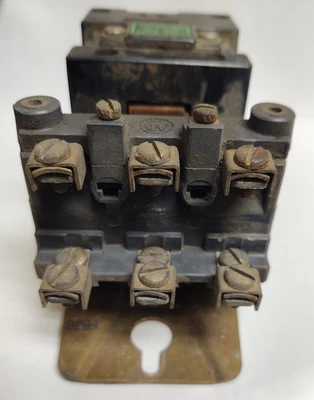 Allen-Bradley 702AOA92  70A83 Size 0 Motor Lighting Contactor 18A 240 Volt Coil