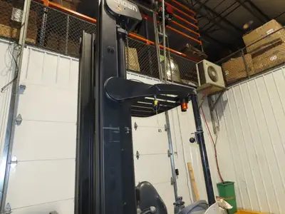 Crown Narrow Aisle Reach Truck Forklift Stand On 36V 3500lbs 5746.2h 25' Lift