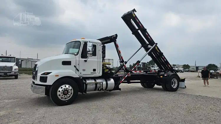 New | in-Stock 2027 MACK MD7 Rolloff Trucks Texas US | Roll Off Truck World #1491899