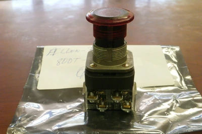 USED Allen-Bradley 800T-QB24W