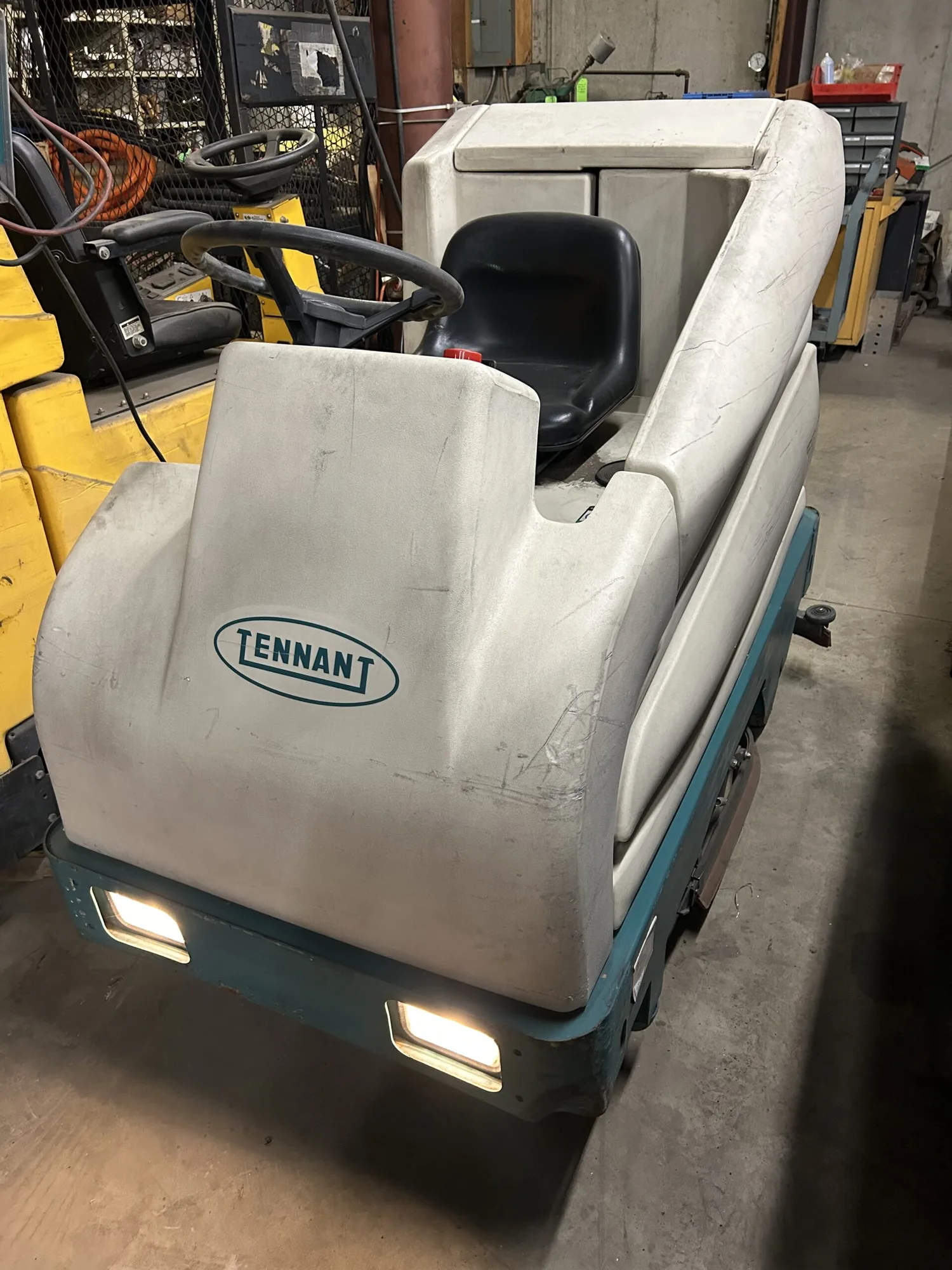 36V Tennant 7200 Battery Electric 36″ Ride-On Floor Scrubber with Charger