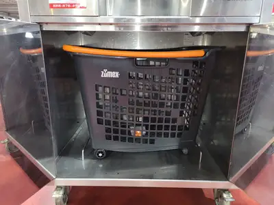Zumex 08842 Speed S+ Self Service All-in-One High Capacity Automatic Feed Juicer with Tank Podium - 40 Fruits / Minute