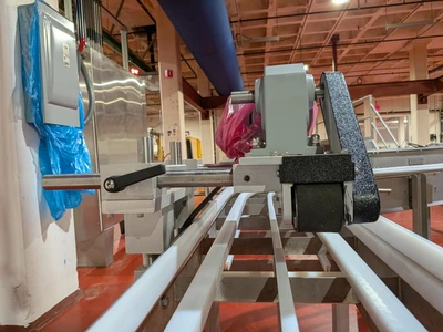 Universal Top and Bottom Label Applicator with Top-and-Bottom Transport Conveyor