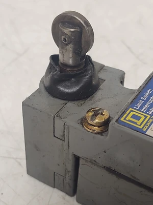 🔥NICE SQUARE D C054F Industrial Limit Switch, Roller Plunger View Pictures