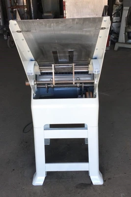 8-0135 Oliver Gravity Feed Bread Slicer Model 797 w/ 32″ Chute