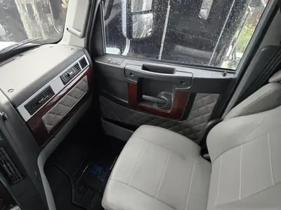 USED 2023 FREIGHTLINER CORONADO 122 SD