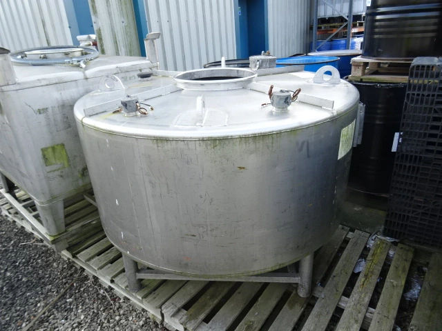 1,350 L S/S Enclosed Storage Tank